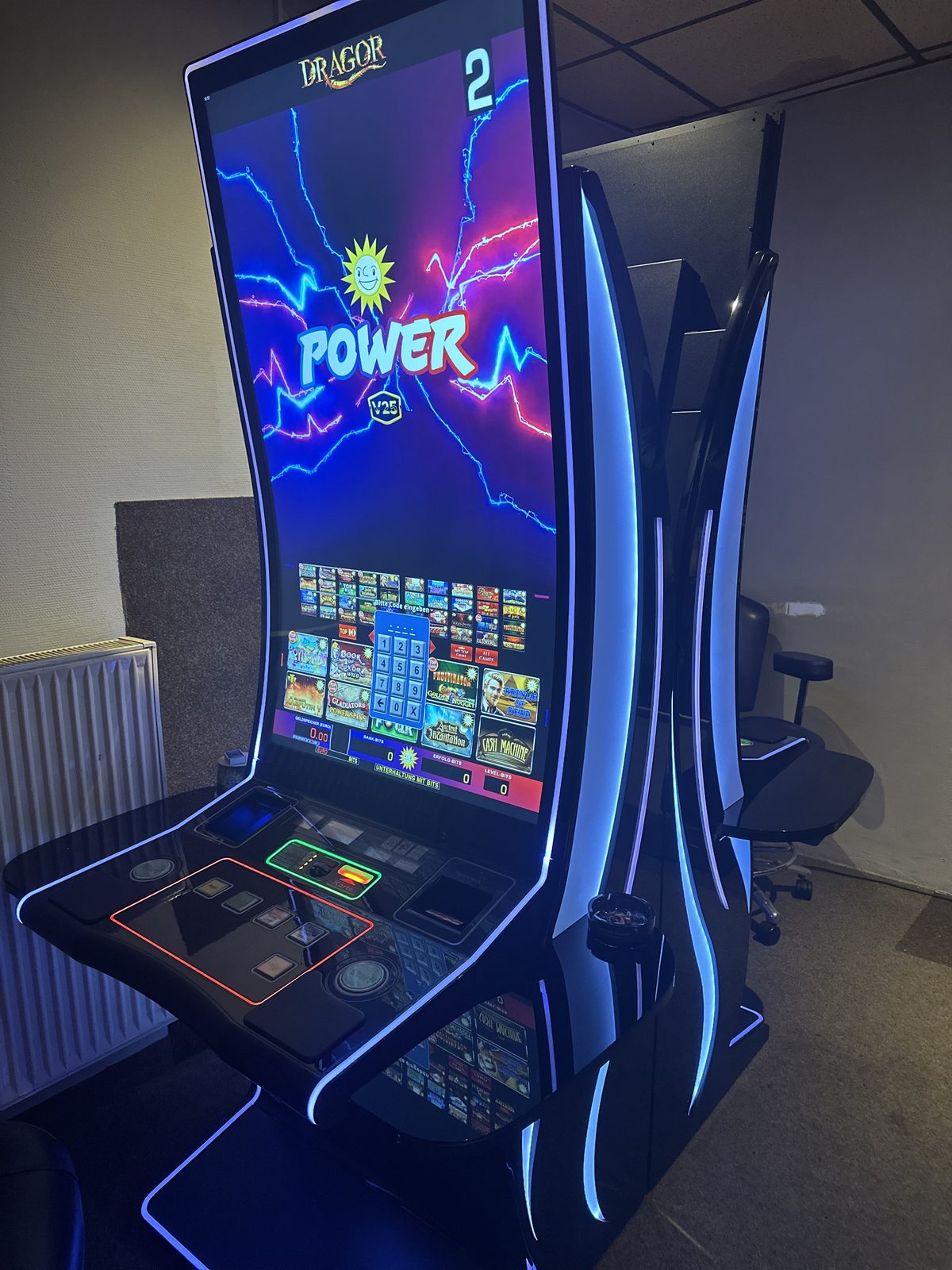 DRAGOR POWER mit LED – CT Spielhalle Gardelegen DRAGOR POWER Spielautomat mit blauer LED-Beleuchtung – Draufsicht in der CT Spielhalle Gardelegen