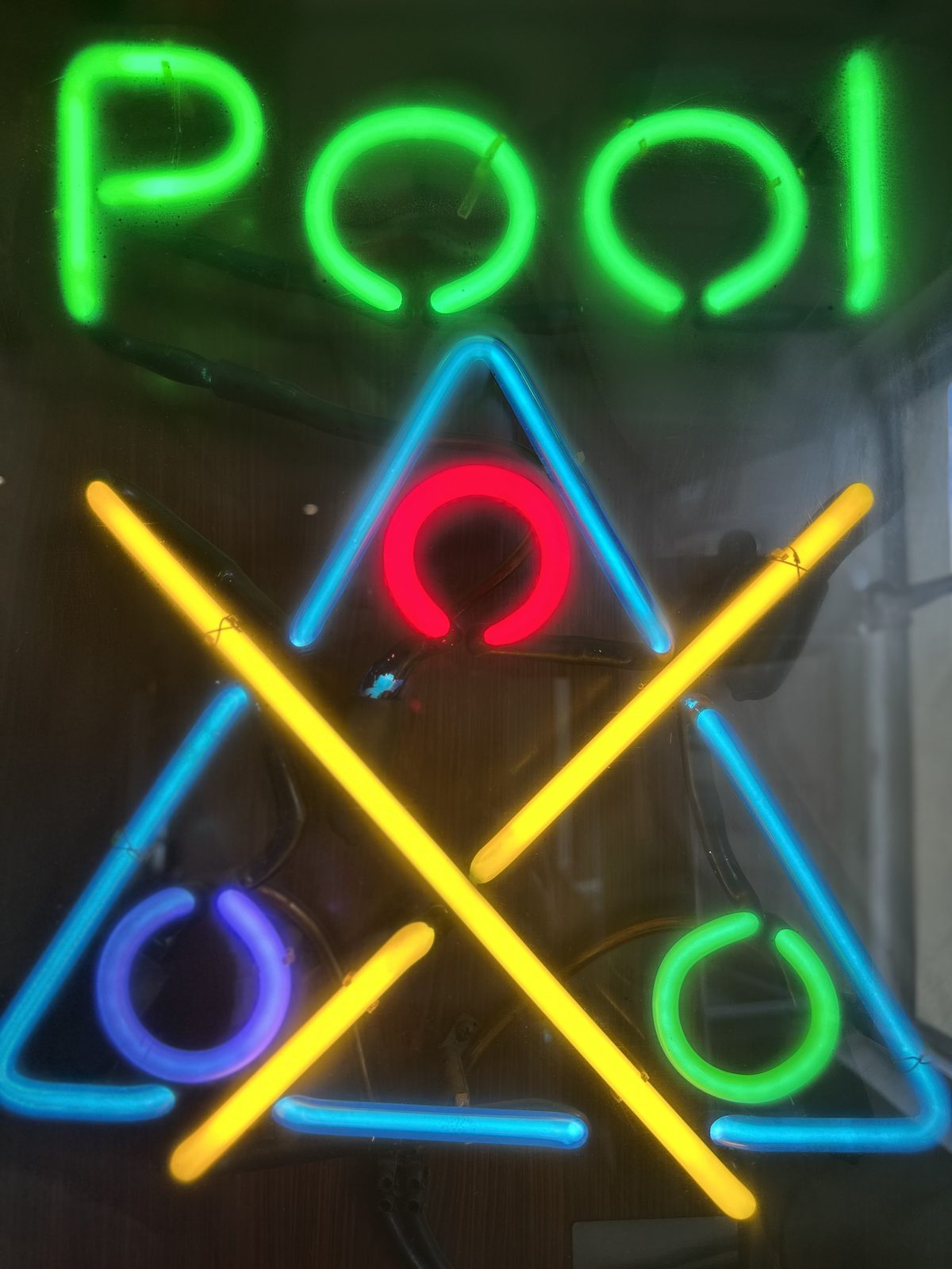 Pool Neon-Schild – Billard Gardelegen Pool-Neon-Schild im Billardbereich der CT Spielhalle Gardelegen