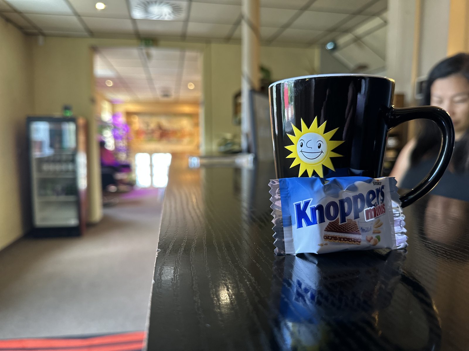 Kaffee & Service – CT Spielhalle Gardelegen CT Spielhalle Kaffeetasse mit Logo und Knoppers auf der Theke – Bewirtung CT Spielhalle Gardelegen