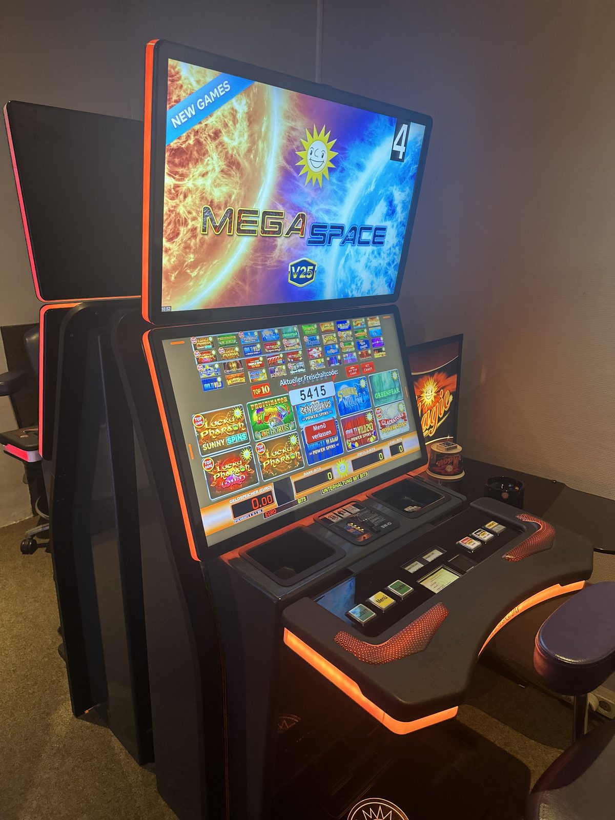 MEGA SPACE Automat – CT Spielhalle Gardelegen MEGA SPACE Spielautomat mit orangem Design in der CT Spielhalle Gardelegen