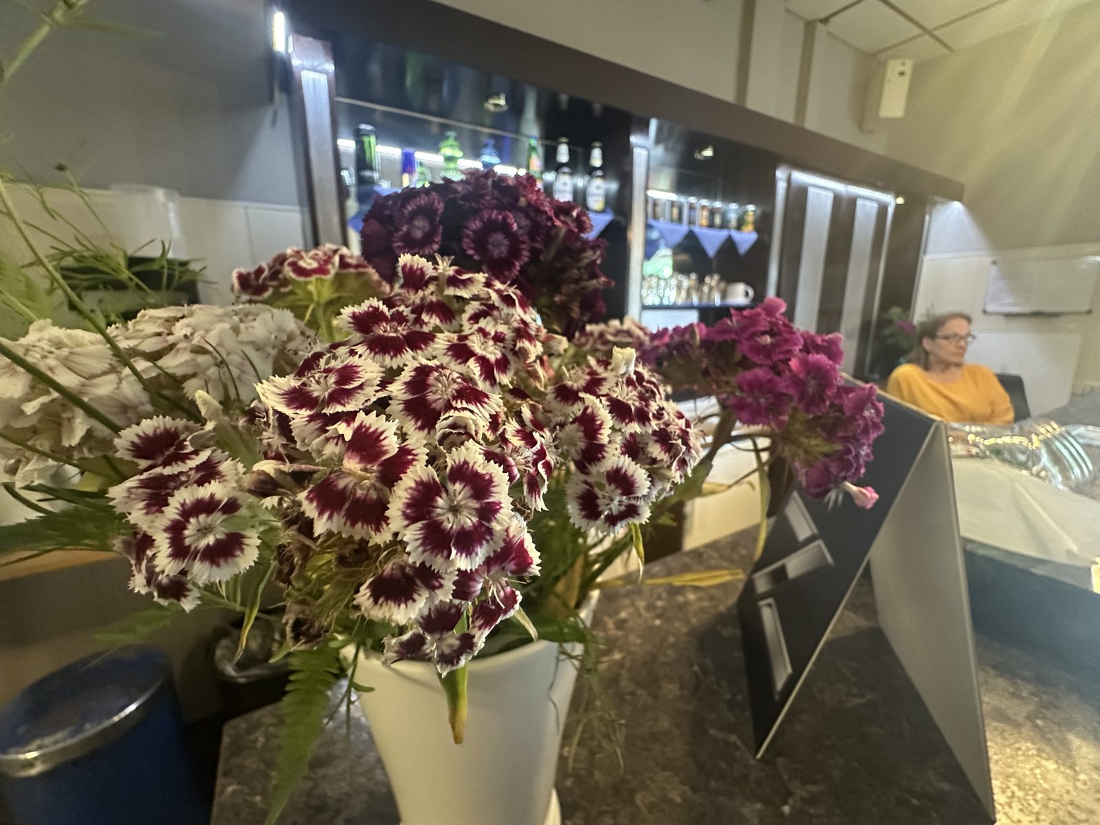 Theke mit Blumen – Spielhalle Haldensleben Blumen an der Theke der Spielhalle Haldensleben – gepflegtes Ambiente