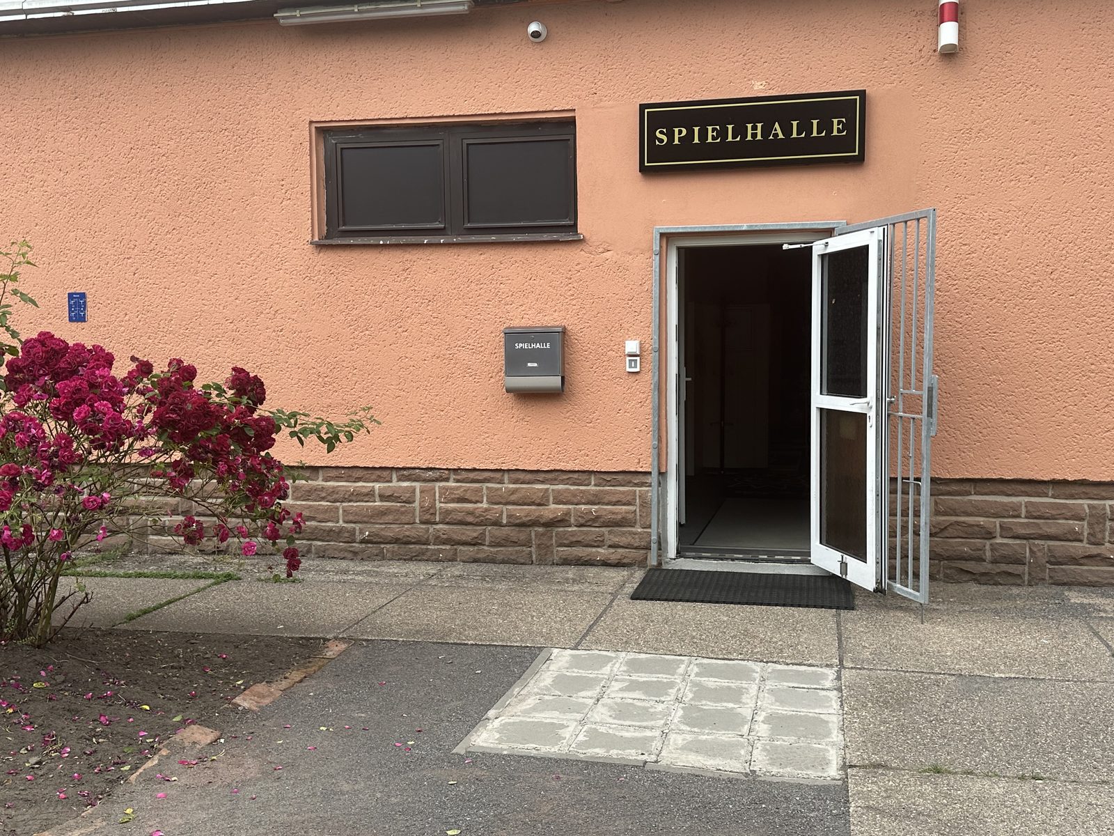 Eingang Spielhalle Haldensleben – Masche 26a Nahaufnahme des Eingangs der Spielhalle Haldensleben, Tür geöffnet